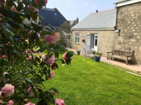 Spacious flat St Ives former farmhouse, parking
